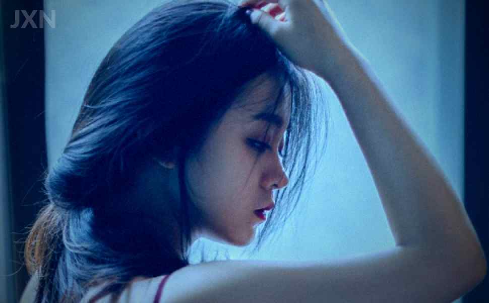 夜钓遇惊魂：钓鱼人意外钓起女尸，长腿特征引发谋杀猜测