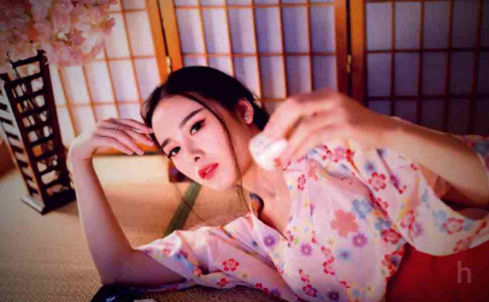 高铁上的大胆瞬间：网友分享女友当众服务，这样的默契让人羡慕