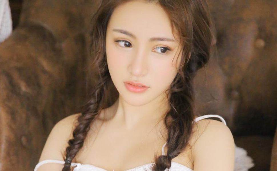 情侣私会实录：派大星伊藤诚与火辣女友的激情新作引发热议